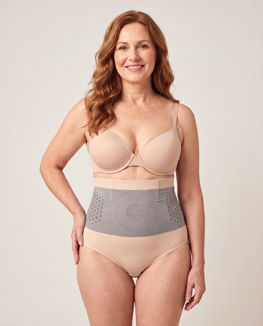 Vrouw in de HighFitPlus beige, vooraanzicht